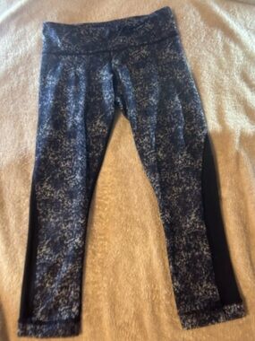 Lululemon Journey Crop leggings in “Rocky Road Sand Dune Toothpaste / Black